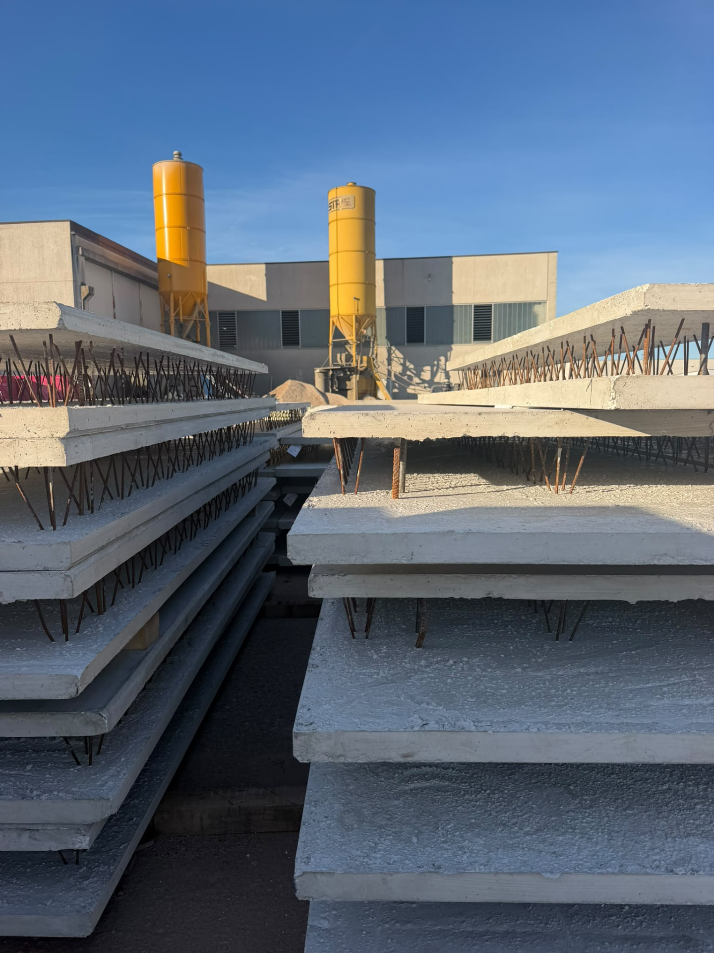 Pannelli per muro a doppia lastra accatastati nel cortile di fabbrica